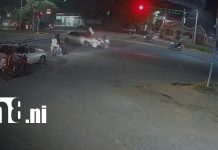 Motociclista sale volando tras ser embestido en el cruce de la muerte en Managua Foto: Motociclista sale volando tras ser embestido en el cruce de la muerte en Managua/TN8