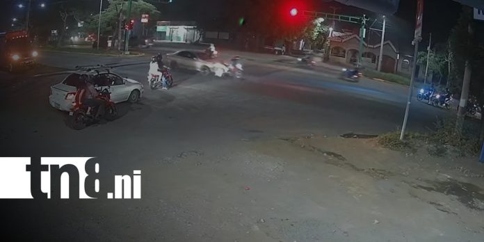 1 Foto: Motociclista sale volando tras ser embestido en el cruce de la muerte en Managua/TN8