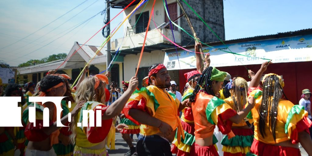 Torovenado de Monimbó recorre las calles de Masaya con sátira, color y tradición