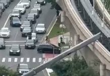 Tren impacta contra una grúa y provoca su caída sobre una avenida de São Paulo, Brasil Foto: Tren choca contra grúa y esta cae sobre avenida en Brasil/Cortesía
