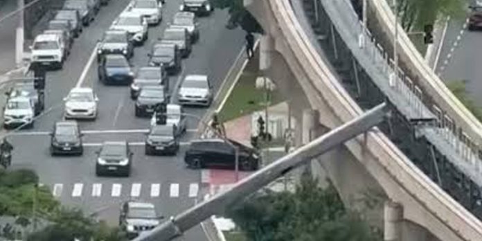Foto: Tren choca contra grúa y esta cae sobre avenida en Brasil/Cortesía Foto: Tren choca contra grúa y esta cae sobre avenida en Brasil/Cortesía