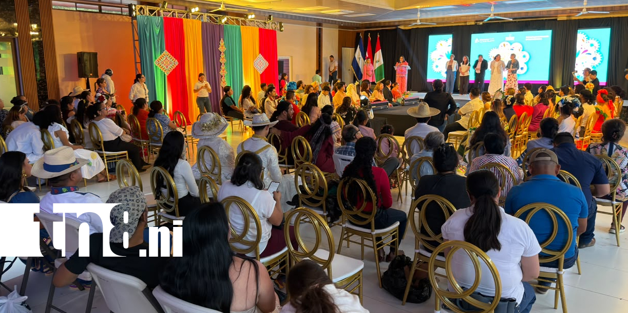 Foto: Cuatro ganadores del Concurso Nacional del Huipil/TN8