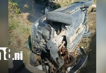 Accidente en Río Blanco: joven de 29 años termina con su carro dentro de una alcantarilla Foto: Carro vuelca y cae en una alcantarilla en Río Blanco/TN8