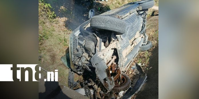 Foto: Carro vuelca y cae en una alcantarilla en Río Blanco/TN8 Foto: Carro vuelca y cae en una alcantarilla en Río Blanco/TN8