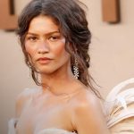 ¿Fue descortesía? El gesto de Zendaya que provocó críticas en redes Foto: Zendaya desata polémica en París tras saludar a Brigitte Macron/Cortesía