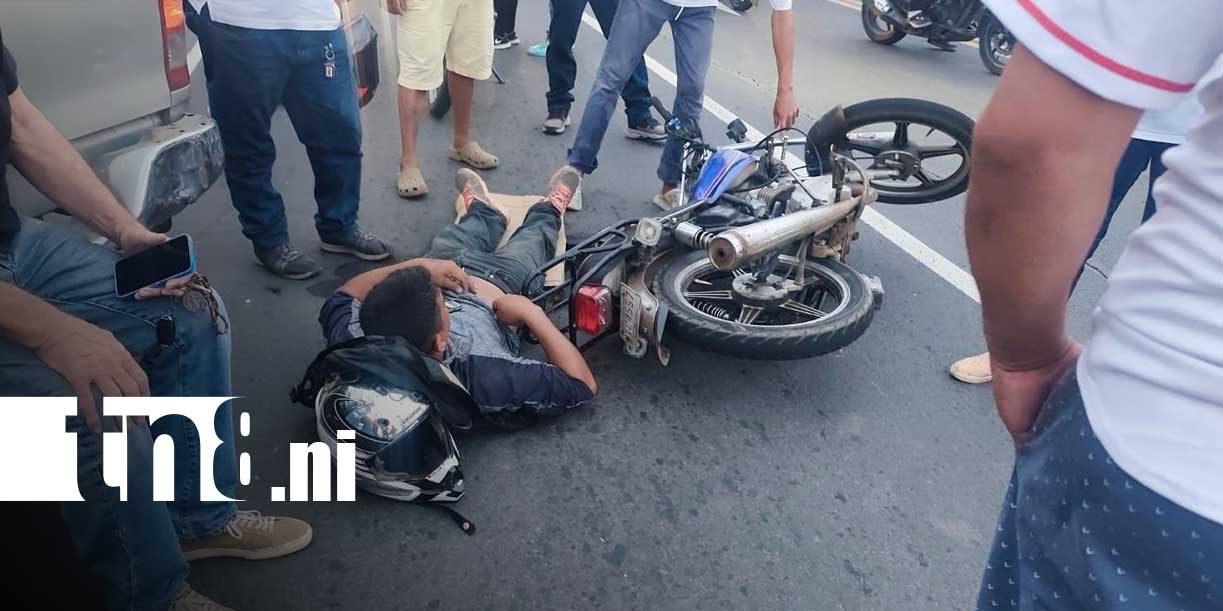 Foto: Choque entre camioneta y motocicleta deja dos lesionados en Managua/TN8