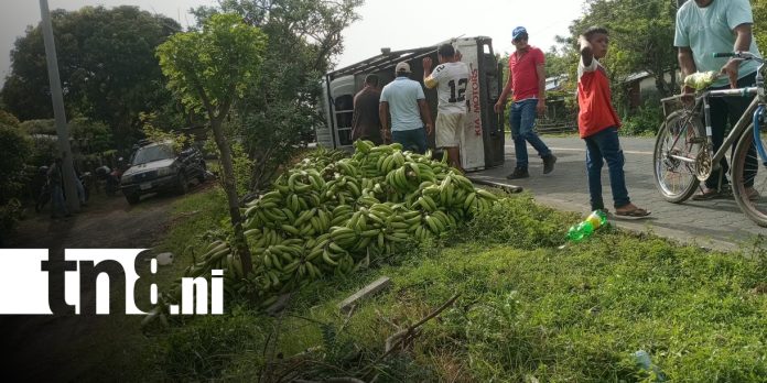 2 Foto: Camión cargado de plátanos se vuelca en la isla de Ometepe y deja pérdidas materiales/TN8