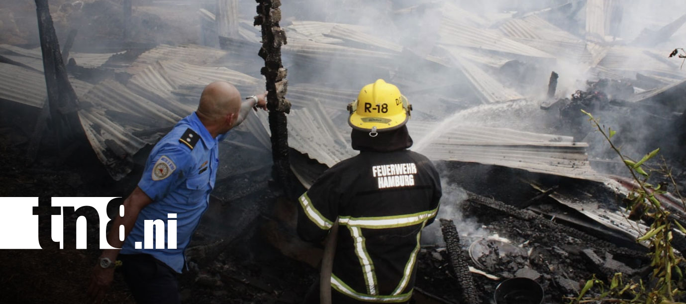 Foto: ¡El fuego arrasa cuatro viviendas en Bluefields!/TN8
