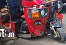 Mujer resulta lesionada tras colisión entre mototaxi y camión en Dolores, Carazo Foto: Mujer resulta lesionada tras colisión entre mototaxi y camión en Dolores, Carazo/TN8