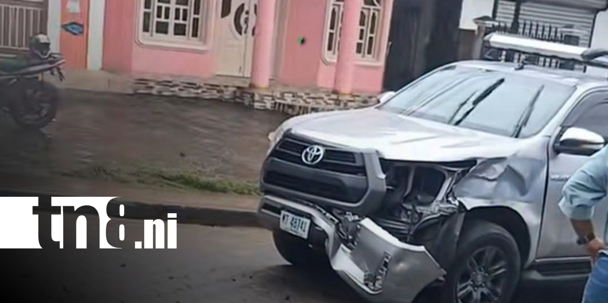 Foto: Fuerte colisión entre camioneta y bus en Río Blanco deja cuantiosos daños materiales/TN8