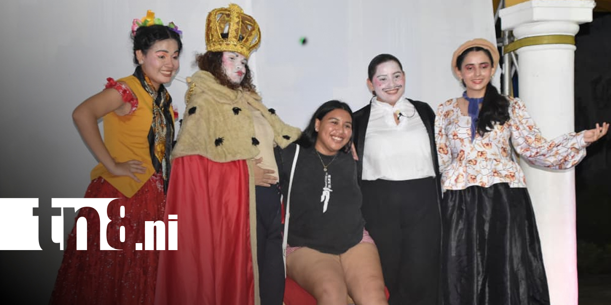 Foto: La Escuela Nacional Pilar Aguirre puso en escena El Traje del Emperador en Granada/TN8