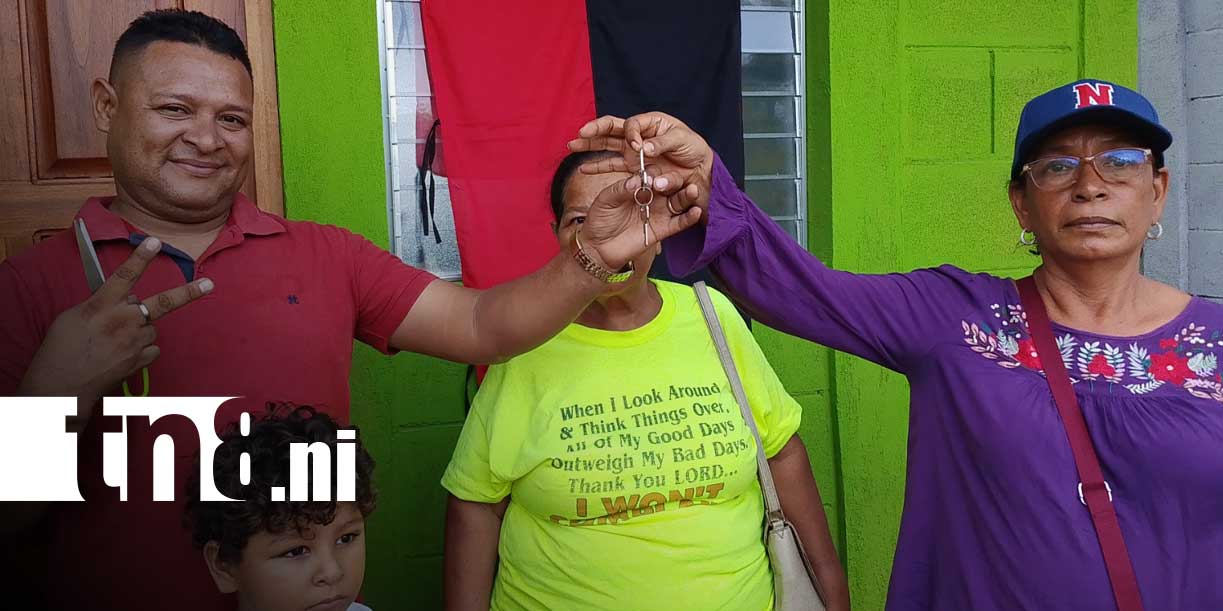 Foto: Familias celebran el sueño de tener una casa propia/TN8
