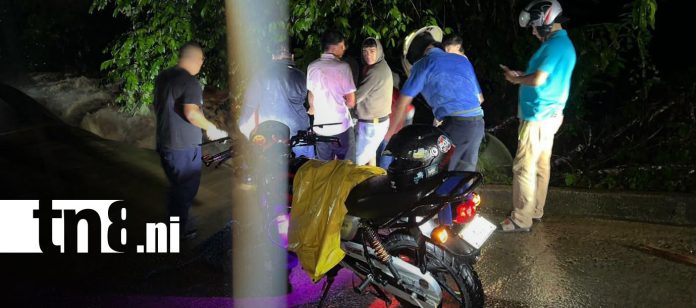 2 Foto: Rescatan con vida a dos motociclistas arrastrados por fuertes corrientes en El Ayote/TN8