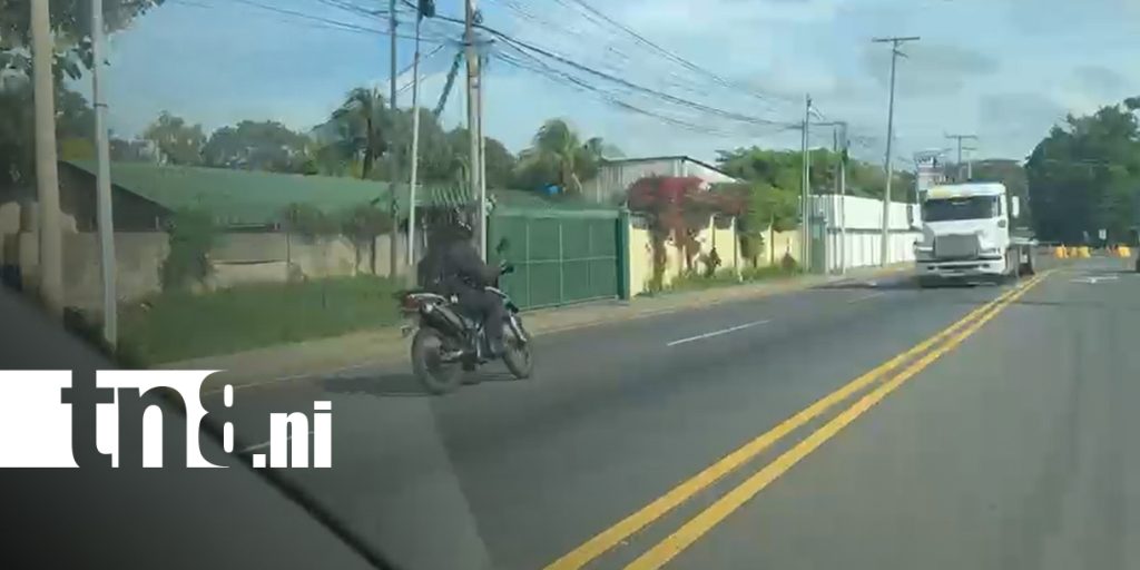 Foto: Motociclista arriesga su vida al circular en carril contrario/TN8