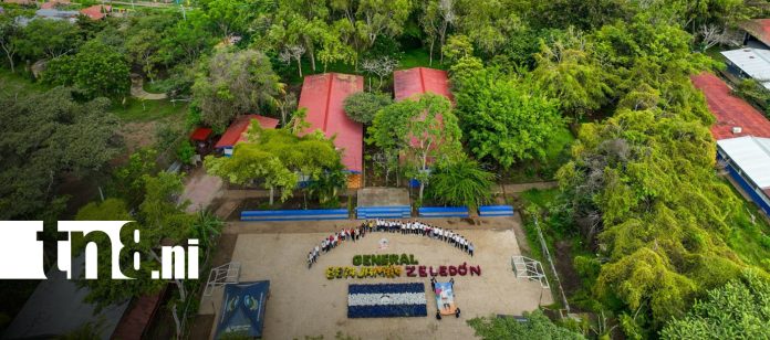 2 Foto: Estudiantes de Catarina rinden homenaje a Benjamín Zeledón con alfombra floral/TN8