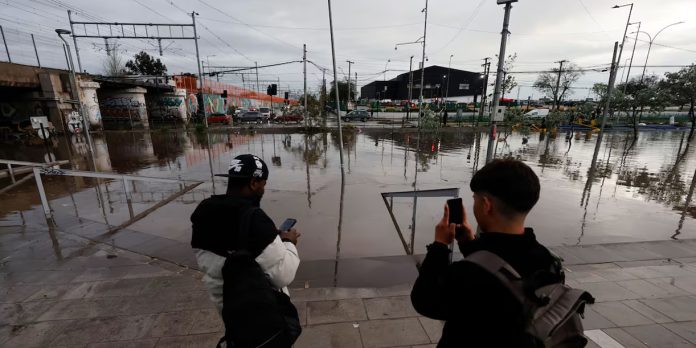 Foto: Chile declara alerta roja en Santiago por fuertes lluvias y tormentas/Cortesía Foto: Chile declara alerta roja en Santiago por fuertes lluvias y tormentas/Cortesía