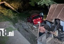 Automóvil impacta contra una vivienda en la carretera Malacatoya-Papayal Foto: Automóvil pierde el control e impacta contra una casa /TN8