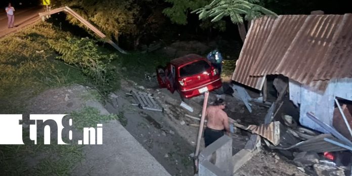 Foto: Automóvil pierde el control e impacta contra una casa /TN8