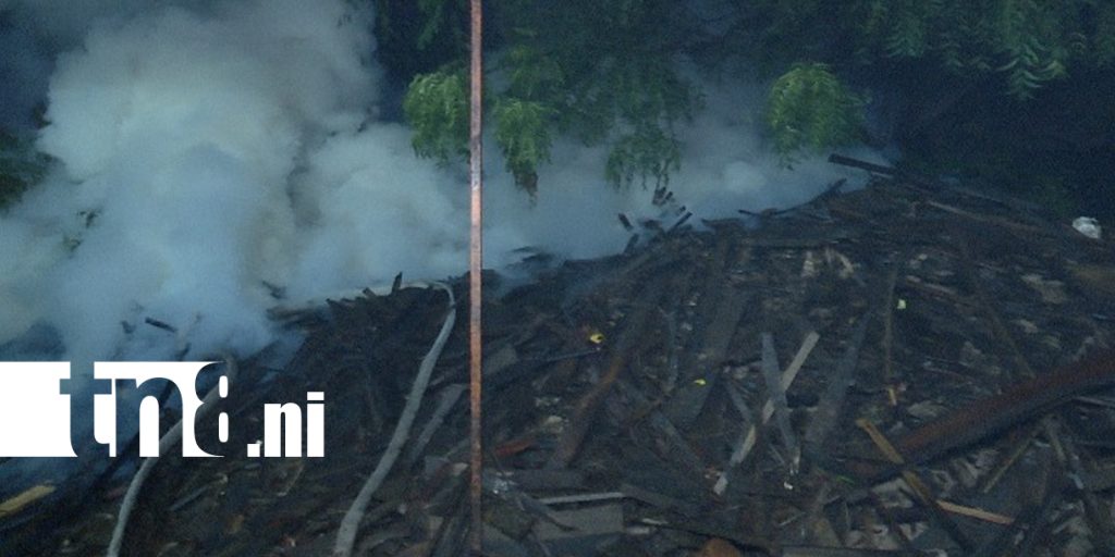 Foto: Nueve bomberos atienden incendio en carpintería capitalina/TN8