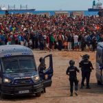 Migrantes regresan a Marruecos tras desalojo de la playa del Trampolín en Ceuta Foto: Migrantes abandonan Ceuta y regresan a Marruecos/Cortesía