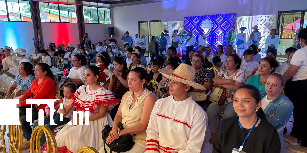 Foto: Cuatro ganadores del Concurso Nacional del Huipil/TN8