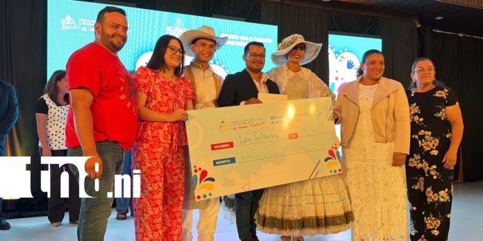 Foto: Cuatro ganadores del Concurso Nacional del Huipil/TN8 Foto: Cuatro ganadores del Concurso Nacional del Huipil/TN8