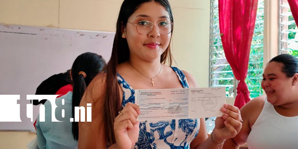 foto: Estudiantes universitarios de Rivas reciben becas de 6,000 córdobas/tn8