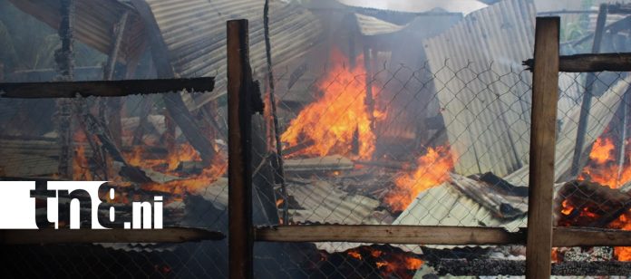 Foto: ¡El fuego arrasa cuatro viviendas en Bluefields!/TN8