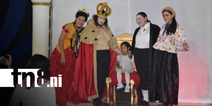 Foto: La Escuela Nacional Pilar Aguirre puso en escena El Traje del Emperador en Granada/TN8