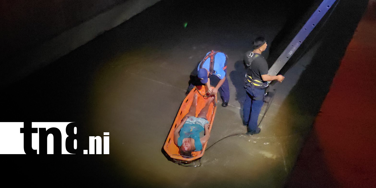 Foto: Mujer lesionada tras caer desde siete metros al fondo de un cauce en Managua/TN8