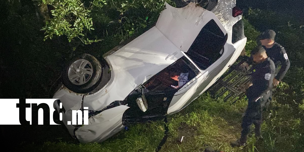 Foto: Vehículo se sale de la vía y termina volcado en un cauce en Boaco/TN8
