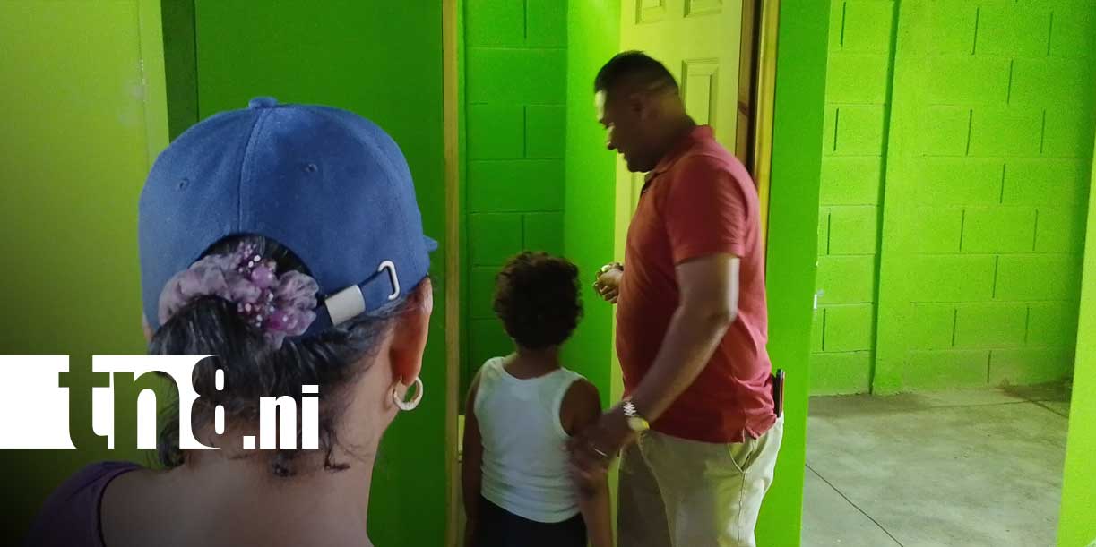 Foto: Familias celebran el sueño de tener una casa propia/TN8