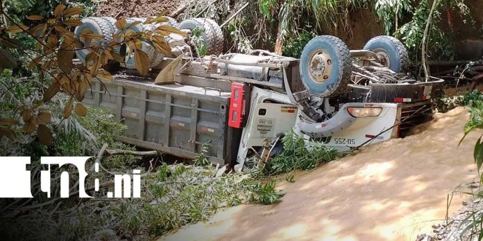 Foto: Conductor de camión resulta lesionado tras caer a un abismo en Chontales/TN8