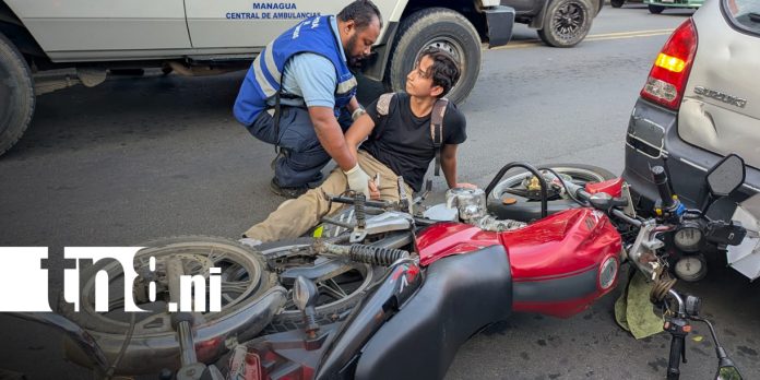 Foto: Colisión entre dos motos y un vehículo deja un lesionado en Managua/TN8 Foto: Colisión entre dos motos y un vehículo deja un lesionado en Managua/TN8