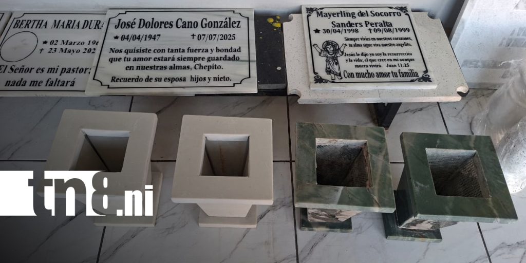 Foto: Flores, pintura y placas para el Día de los Difuntos en Granada/TN8