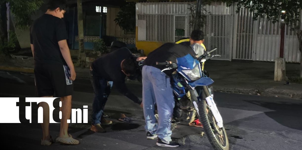 foto: Conductor arrolla a dos motociclistas y huye/TN8