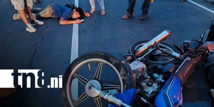 Foto: Choque entre camioneta y motocicleta deja dos lesionados en Managua/TN8 Foto: Choque entre camioneta y motocicleta deja dos lesionados en Managua/TN8