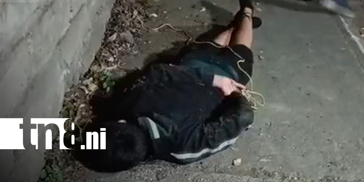 Foto: Lo atan de pies y manos tras supuesto robo de celular/TN8