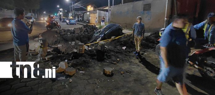 4 Foto: Abandonan vehículo tras terminar dentro de una excavación en El Madroño, Managua/TN8