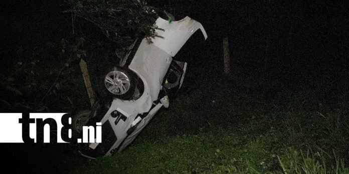 Foto: Vehículo se sale de la vía y termina volcado en un cauce en Boaco/TN8 Foto: Vehículo se sale de la vía y termina volcado en un cauce en Boaco/TN8