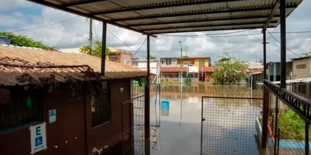 foto: Ecuador enfrenta cierres viales por deslizamientos de tierra y piedras/cortesía