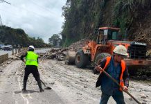 Fuertes lluvias causan derrumbes y bloquean una carretera estratégica en Ecuador foto: Ecuador enfrenta cierres viales por deslizamientos de tierra y piedras/cortesía