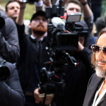 Russell Brand enfrenta juicio por denuncias de seis mujeres Foto: Acusan a Russell Brand de violación y agresión sexual / Cortesía