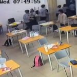 Estudiante ataca con un hacha a su profesora y lo transmite en vivo Foto: Joven de 16 años ataca a profesora durante una clase / Cortesía