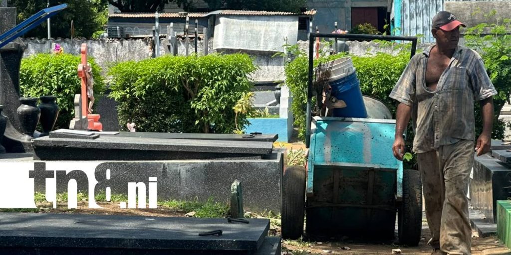 Foto: Tumbas estrenan imagen y se alistan para el 2 de noviembre / TN8 