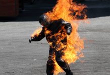 Hombre se prende fuego para evitar un desalojo en Argentina Hombre se prende fuego durante un desalojo / Cortesía