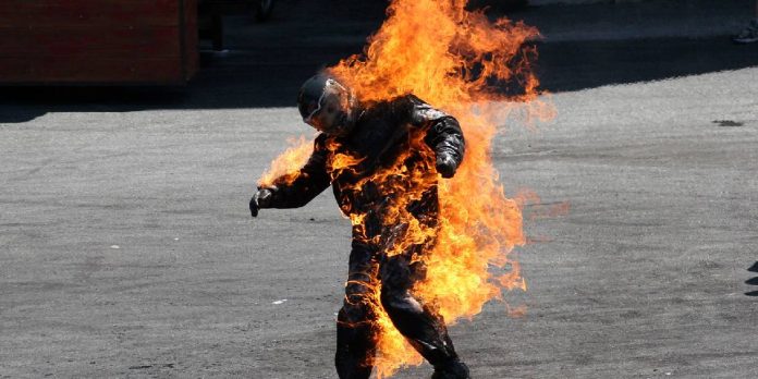 Hombre se prende fuego durante un desalojo / Cortesía Hombre se prende fuego durante un desalojo / Cortesía