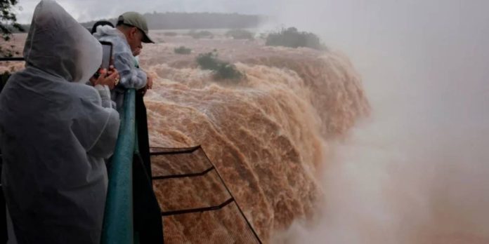 Plantilla Moderna TN8.Ni (31) Foto: Paraguay enfrenta graves inundaciones por las lluvias / Cortesía