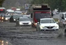 ¡Estambul bajo el agua! Inundaciones hunden carreteras y paralizan la ciudad turca Foto: Inundaciones, carreteras colapsadas y un menor fallecido dejan las lluvias en Estambul / Cortesía