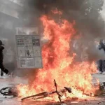 ¡Caos en Francia! Incendian camión de bomberos durante protestas estudiantiles Foto: Atacan a bomberos y queman vehículos en Francia /Cortesía